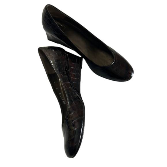 (7) Stuart Weitzman brown faux gator shoes made in Spain - Picture 3 of 8